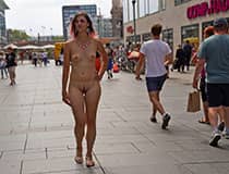 Sesión de verano en público de Christina, foto de avance 7 de 9